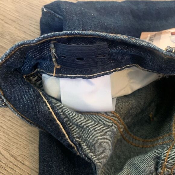 Levis 511 slim shorts that hit at knees and have adjustable waistband - Picture 4 of 5